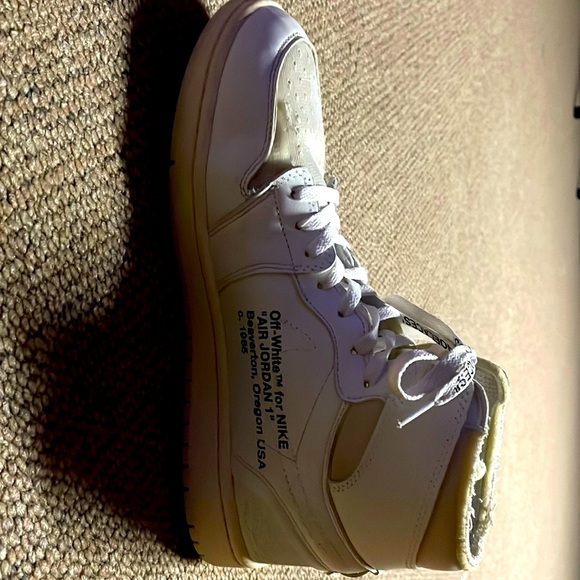 Air Jordan 1 shoes - Picture 2 of 5